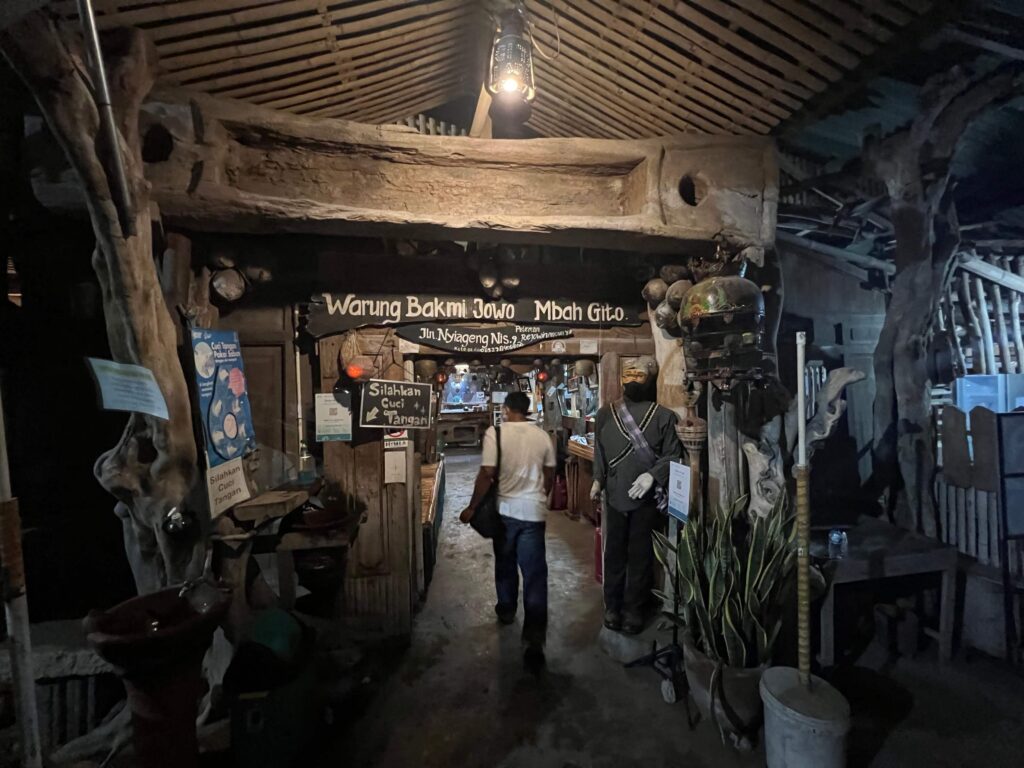 Bakmi Jowo Mbah Gito interior