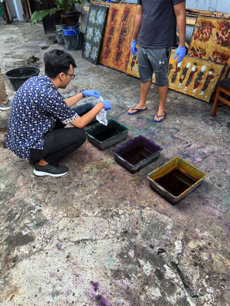 Dyeing the batik cloth