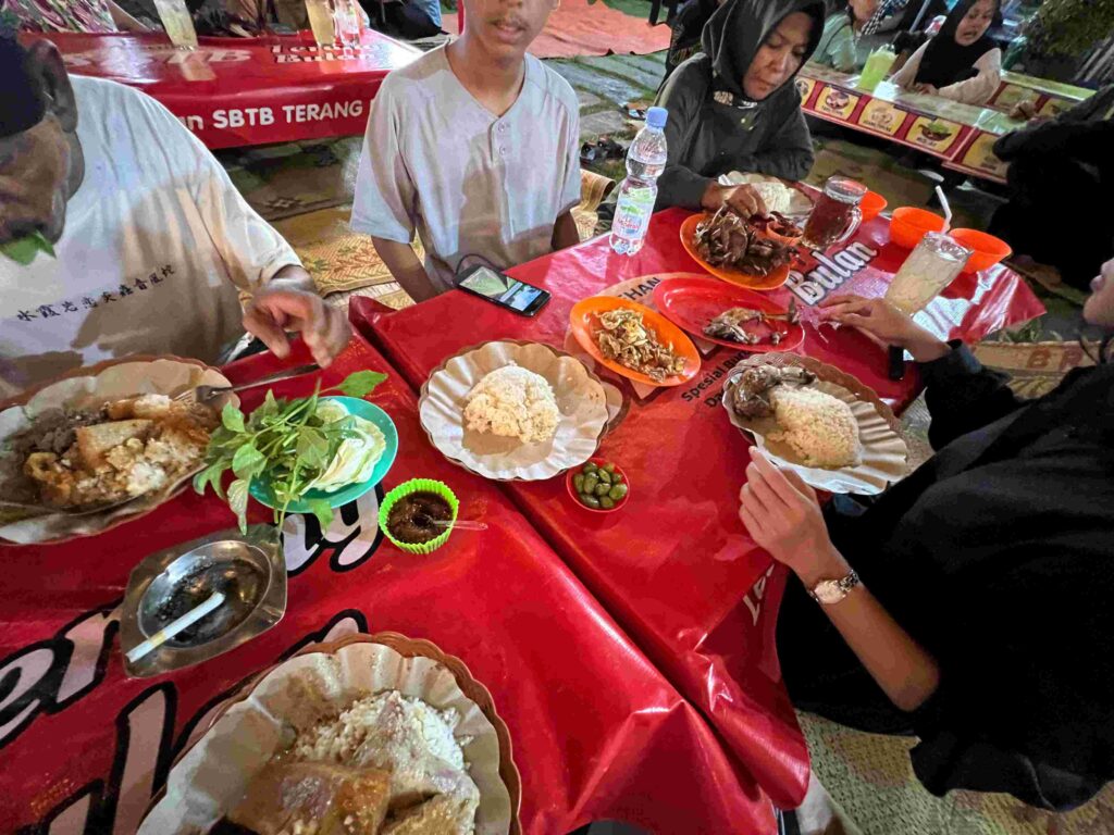 Various foods at lesehan