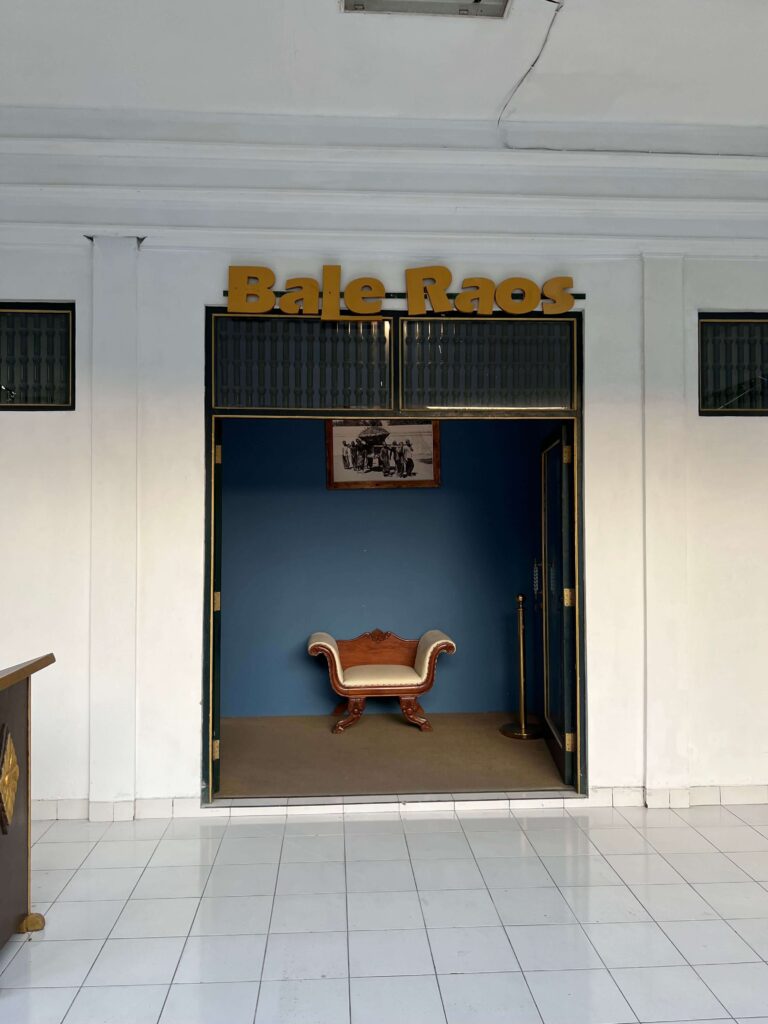 Bale Raos interior