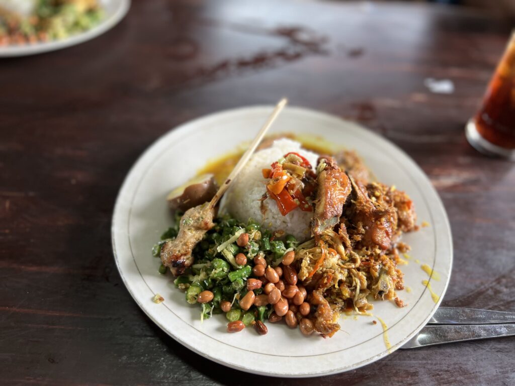 What is the Indonesian dish 'Nasi Campur Ayam'?