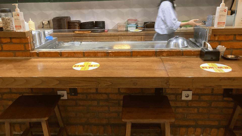 Interior View - They cook on the teppan right in front of you | Resto B Jakarta Blok M Japanese Restaurant/Izakaya